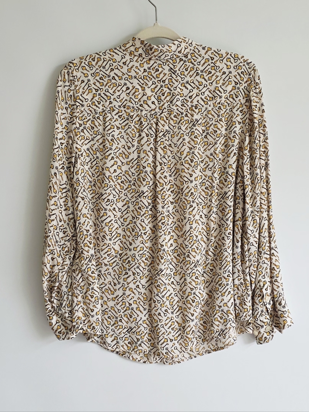 Chico's Cream Button-Down Long Sleeves Shirt Key Novelty Print Women's Size 2 - Picture 5 of 7